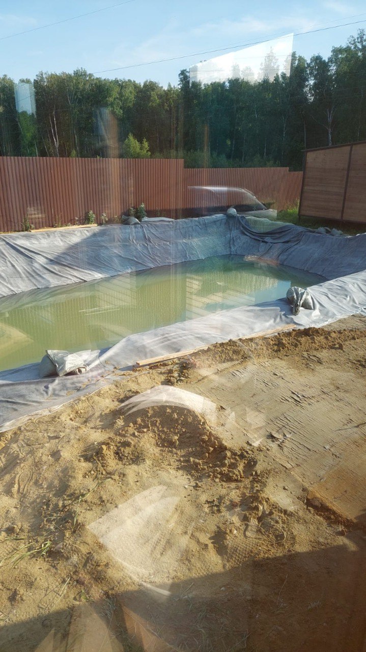 Этап заполнения пруда водой